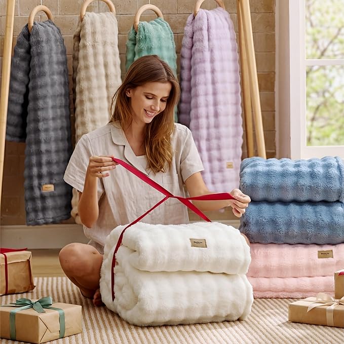 Bedsure 3D Fleece Bubble Blanket