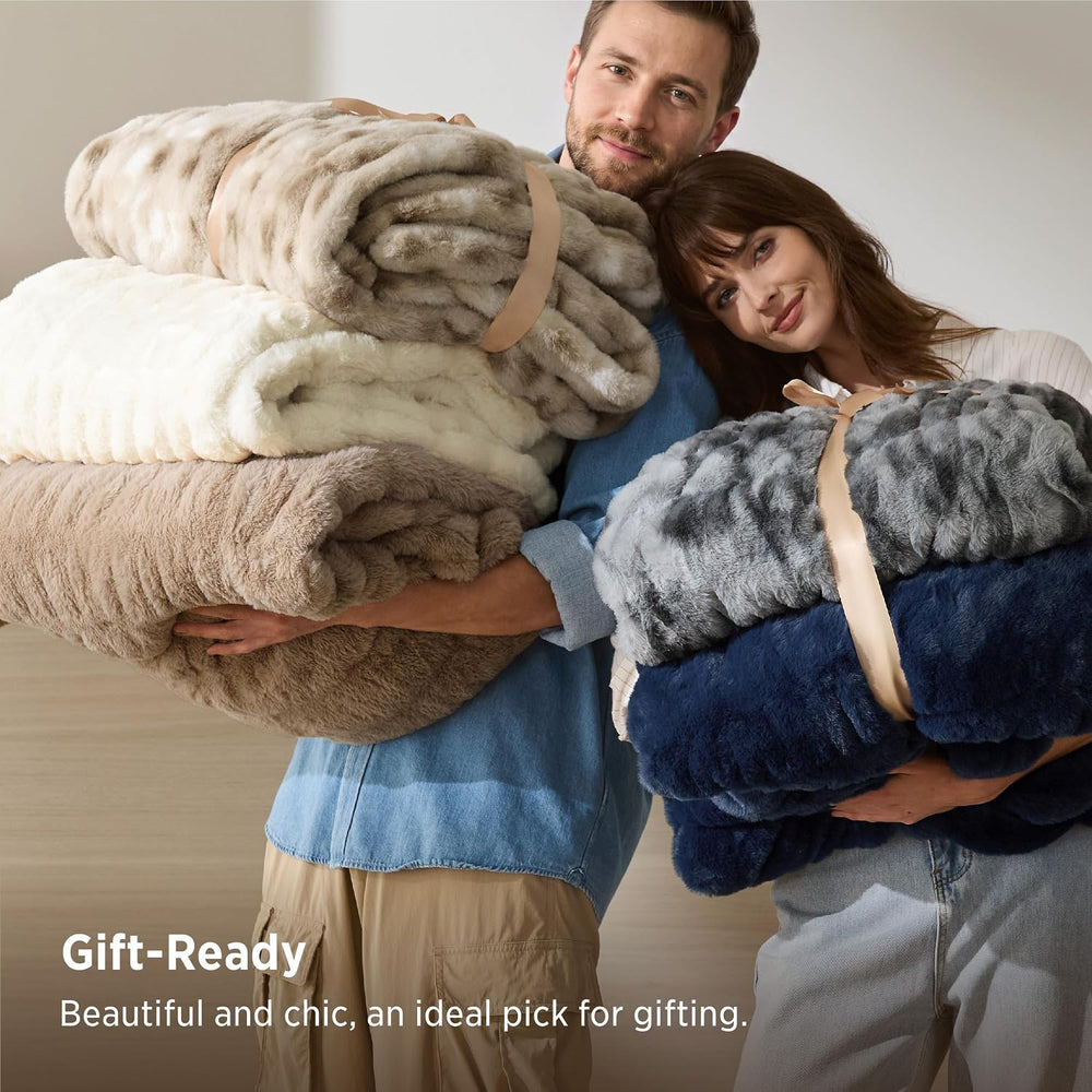 Bedsure Ultra Soft Double-Sided Faux Fur Throw Blanket for Christmas, Fluffy ...