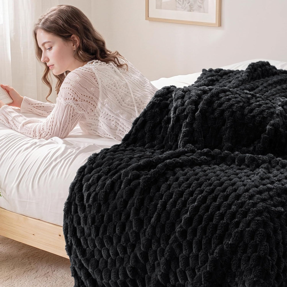 Exclusivo Mezcla 3D Fleece California King Blanket for Bed, Black