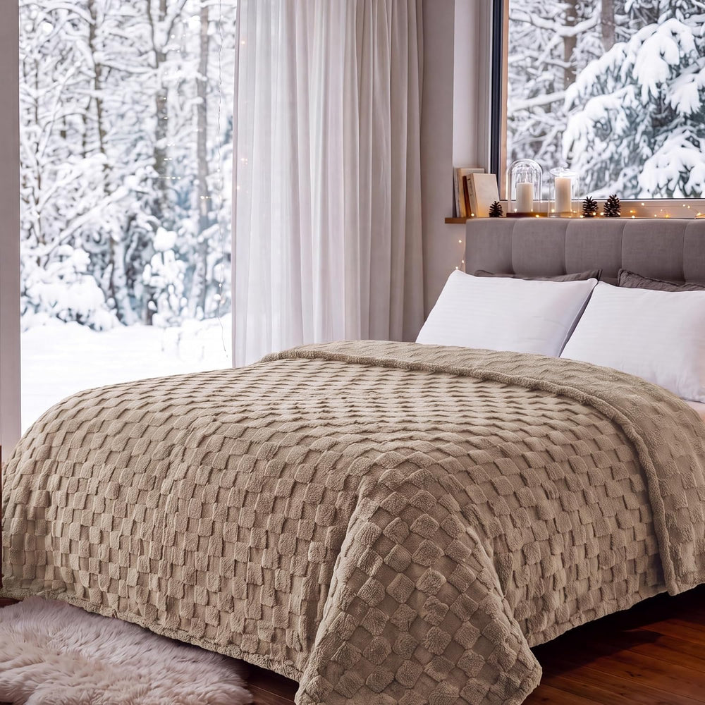 Bedsure Checkered Soft Cozy Queen Blanket for Bed, Light Brown, 90"×90&q...
