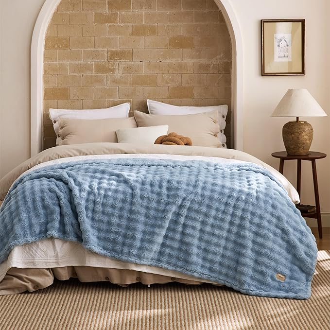 Bedsure 3D Fleece Bubble Blanket
