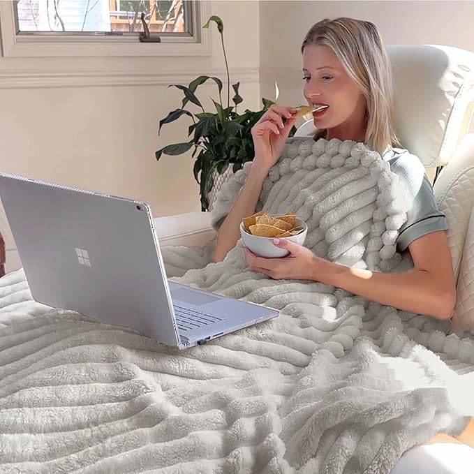 BEDELITE Blankets Queen Size for Bed, 300GSM Soft & Warm Fleece Blanket - Image 3
