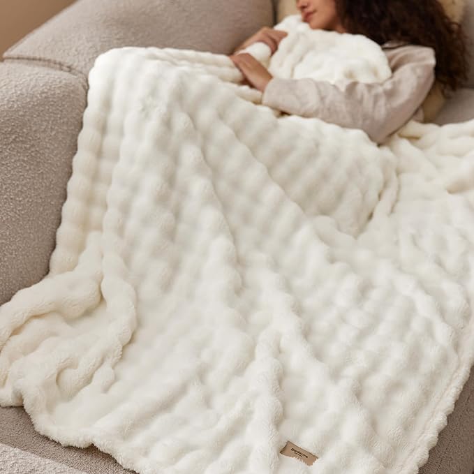 Bedsure 3D Fleece Bubble Blanket - Image 8