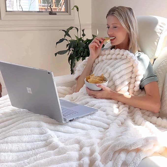 BEDELITE Blankets Queen Size for Bed, 300GSM Soft & Warm Fleece Blanket - Image 3