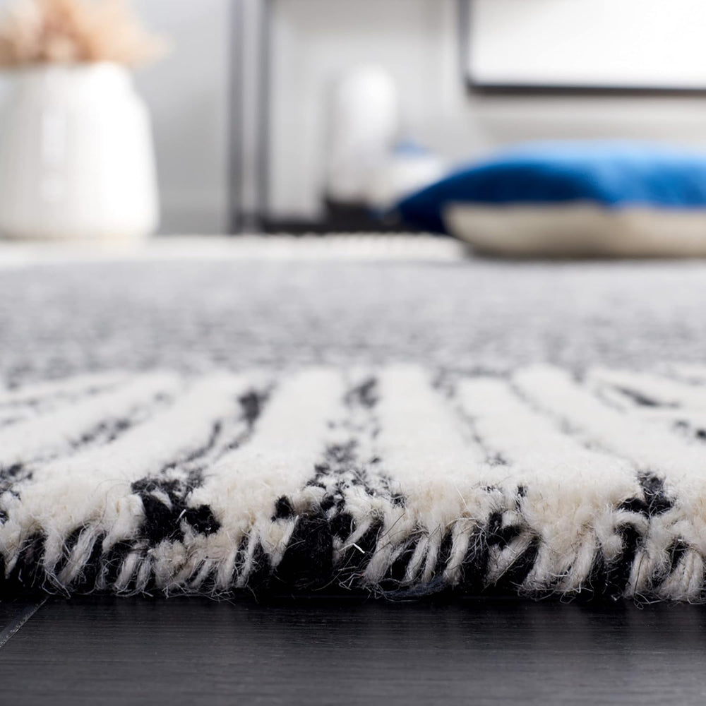 SAFAVIEH Abstract Wool Area Rug 5x8, Bordered Black & Ivory ABT478Z
