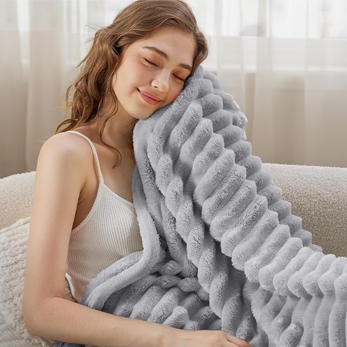 Bedsure Light Grey Fleece Blanket - Image 3