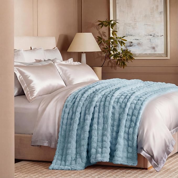 Bedsure 3D Fleece Bubble Blanket - Image 4