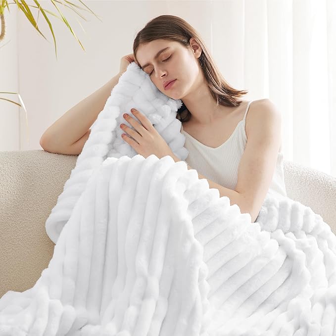 Bedsure GentleSoft White Twin XL Blanket - Image 3