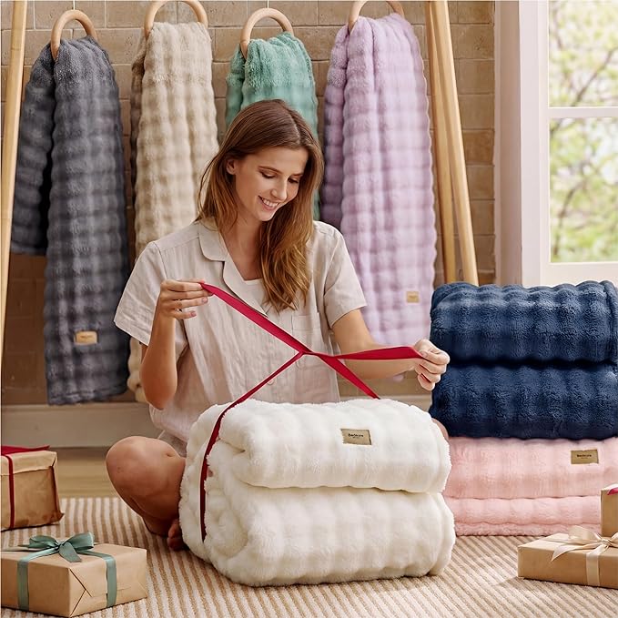Bedsure 3D Fleece Bubble Blanket - Image 6