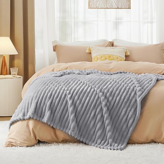 Bedsure Light Grey Fleece Blanket - Image 6