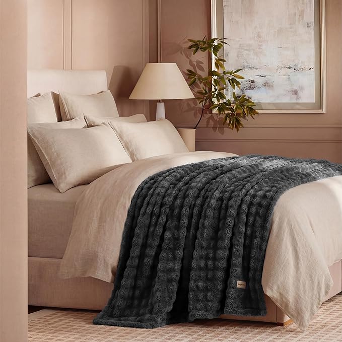 Bedsure 3D Fleece Bubble Blanket - Image 4