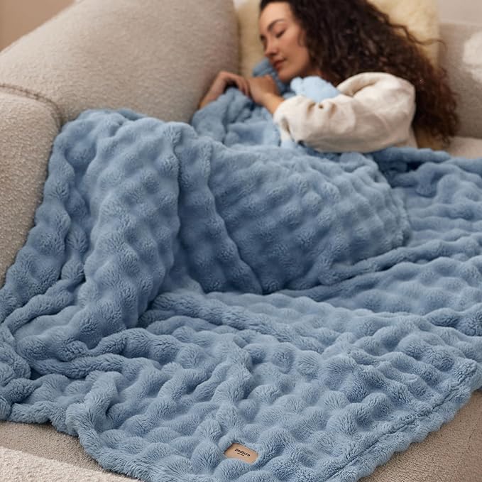 Bedsure 3D Fleece Bubble Blanket - Image 8