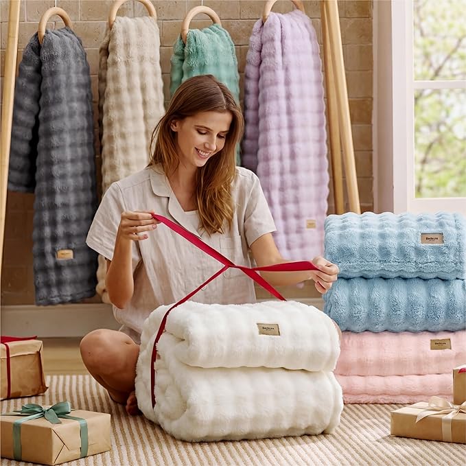 Bedsure 3D Fleece Bubble Blanket - Image 6