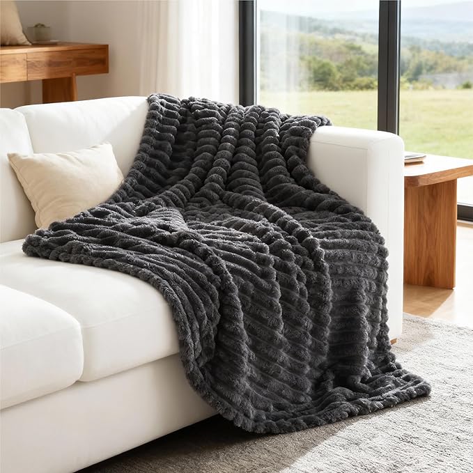Bedsure Grey Fleece Throw Blanket - Image 6