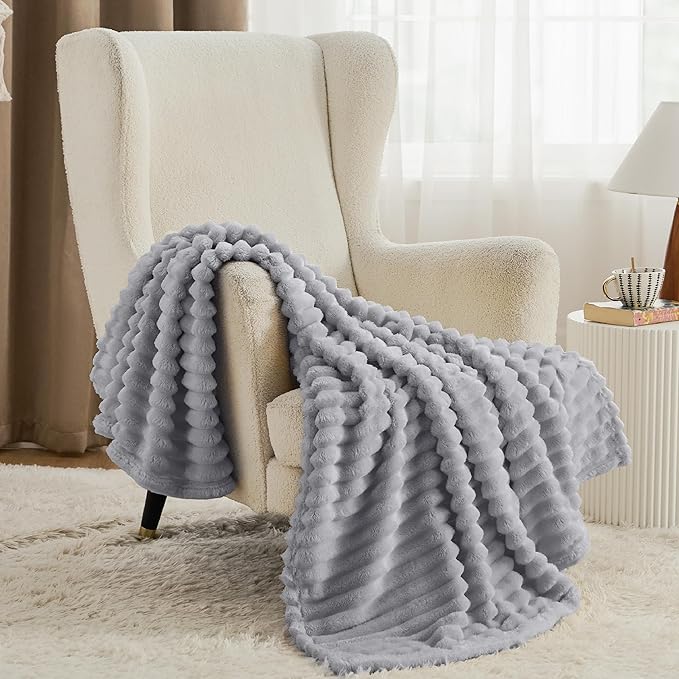Bedsure Light Grey Fleece Blanket - Image 2