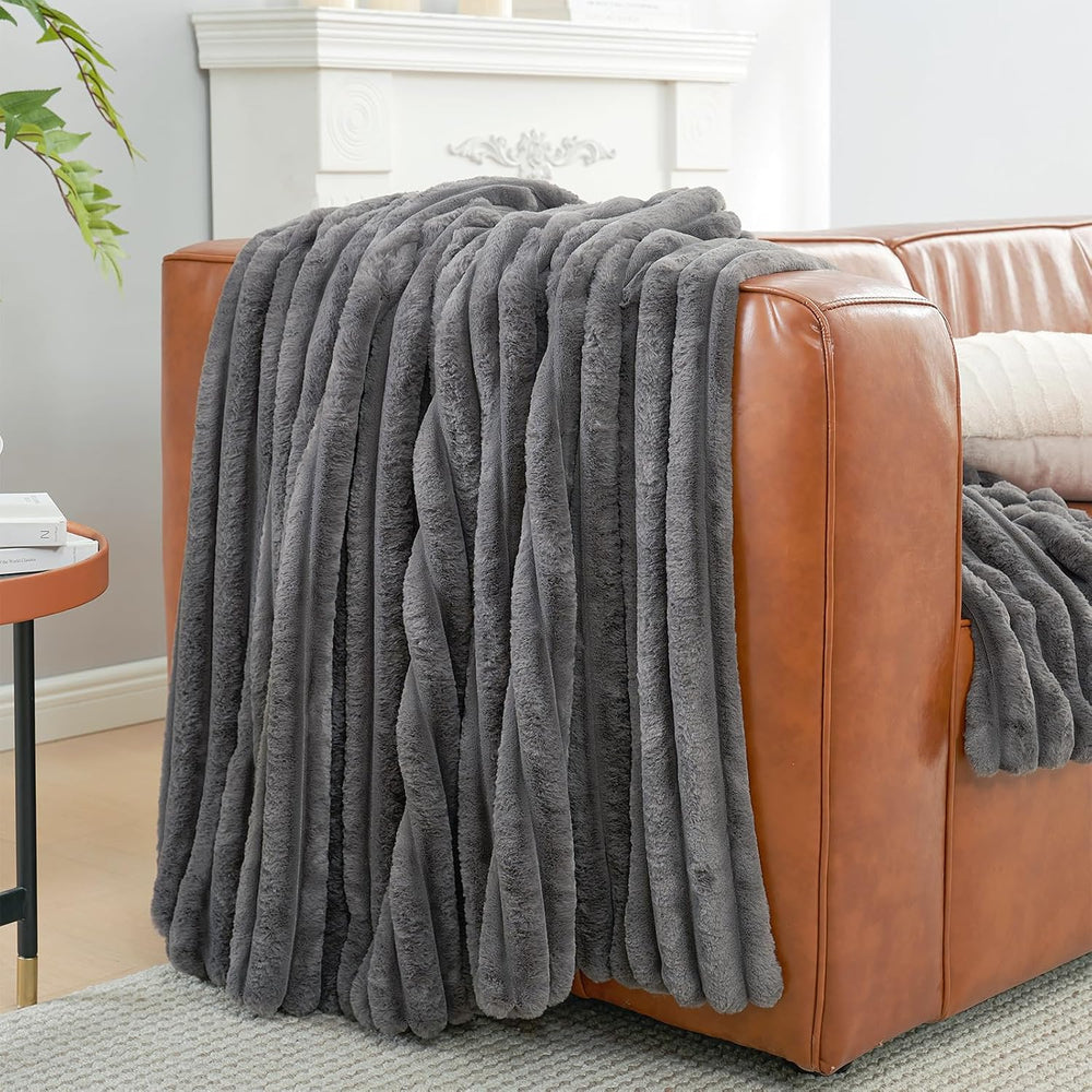 Amélie Home Soft Faux Fur Throw Blanket for Couch, Charcoal Grey, 55"x70...