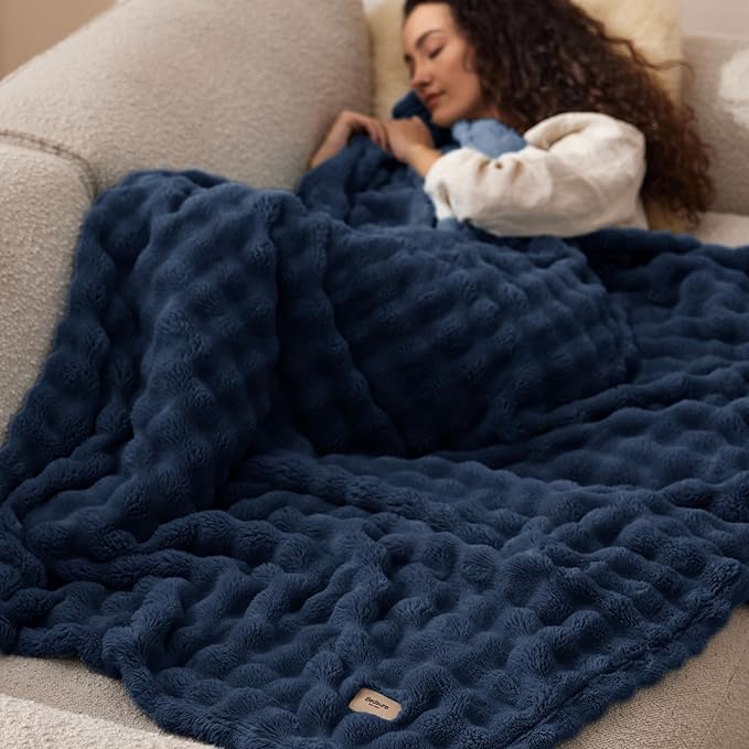 Bedsure 3D Fleece Bubble Blanket - Image 8