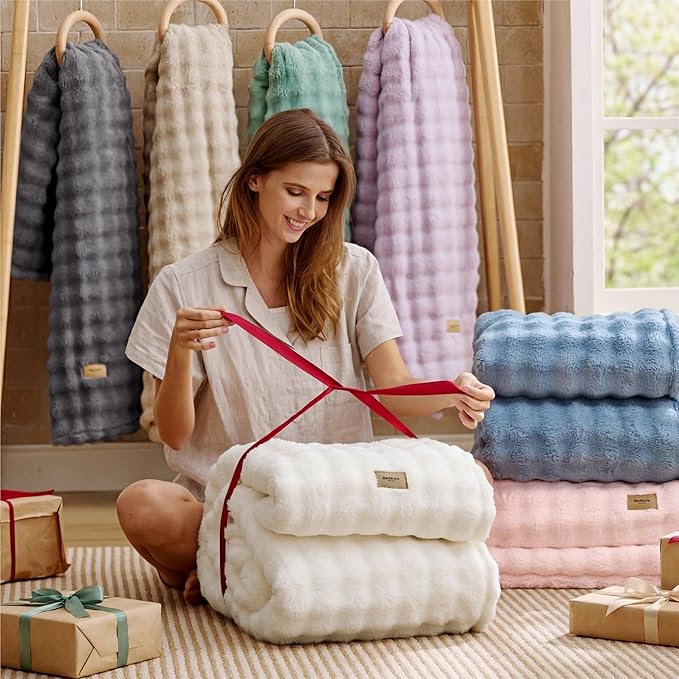 Bedsure 3D Fleece Bubble Blanket - Image 6