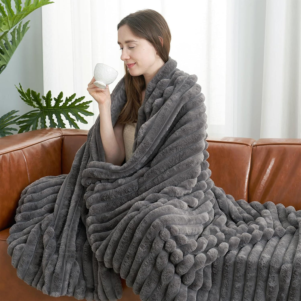 Amélie Home Soft Faux Fur Throw Blanket for Couch, Charcoal Grey, 55"x70...