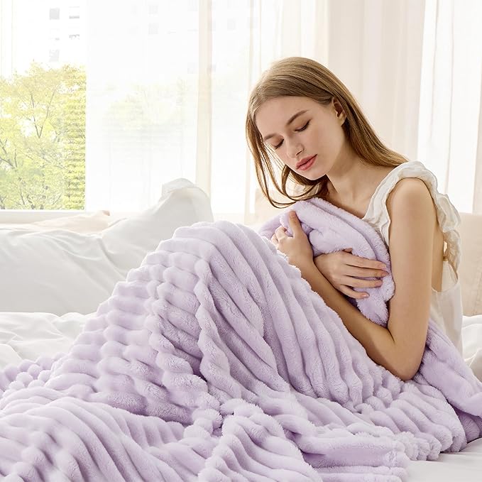 Bedsure GentleSoft Lavender Fog Fleece Blanket - Image 4