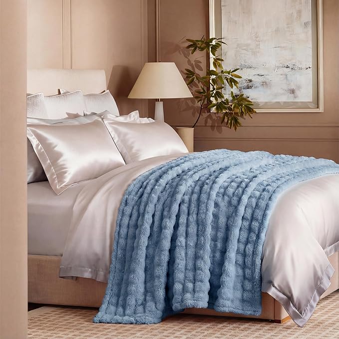 Bedsure 3D Fleece Bubble Blanket - Image 4