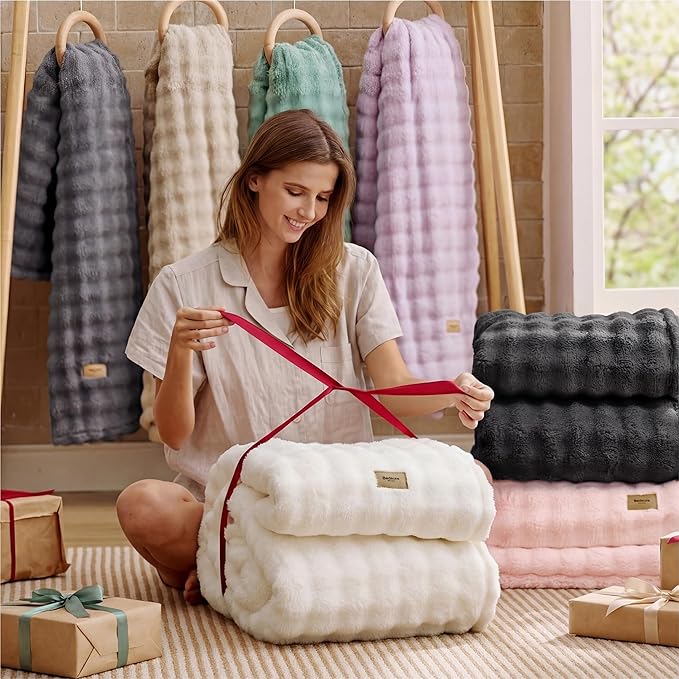 Bedsure 3D Fleece Bubble Blanket - Image 6