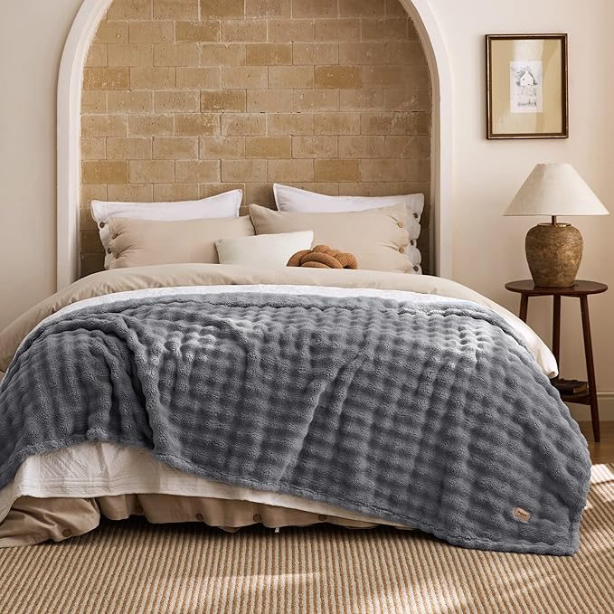 Bedsure 3D Fleece Bubble Blanket
