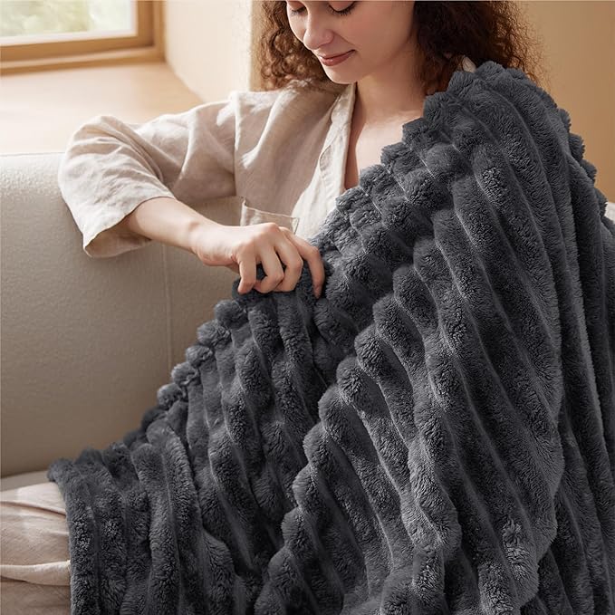 Bedsure Grey Fleece Throw Blanket - Image 7
