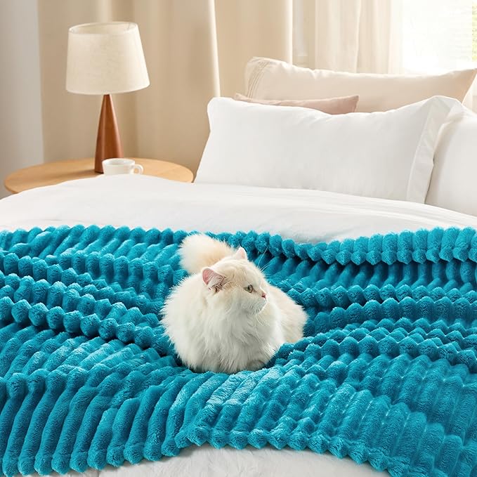 Bedsure GentleSoft Teal Fleece Blanket - Image 4