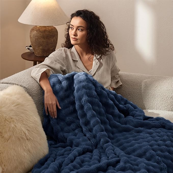 Bedsure 3D Fleece Bubble Blanket - Image 4