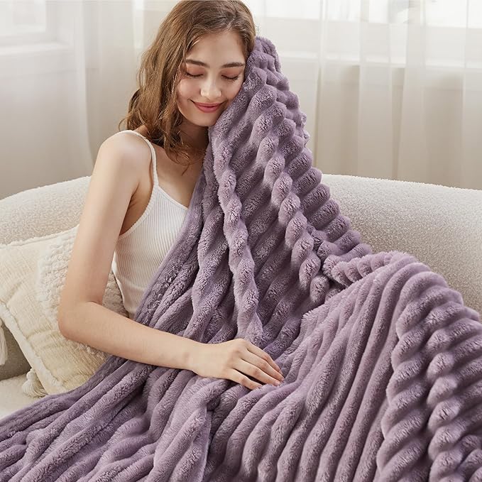 Bedsure GentleSoft Light Purple Fleece Blanket - Image 3