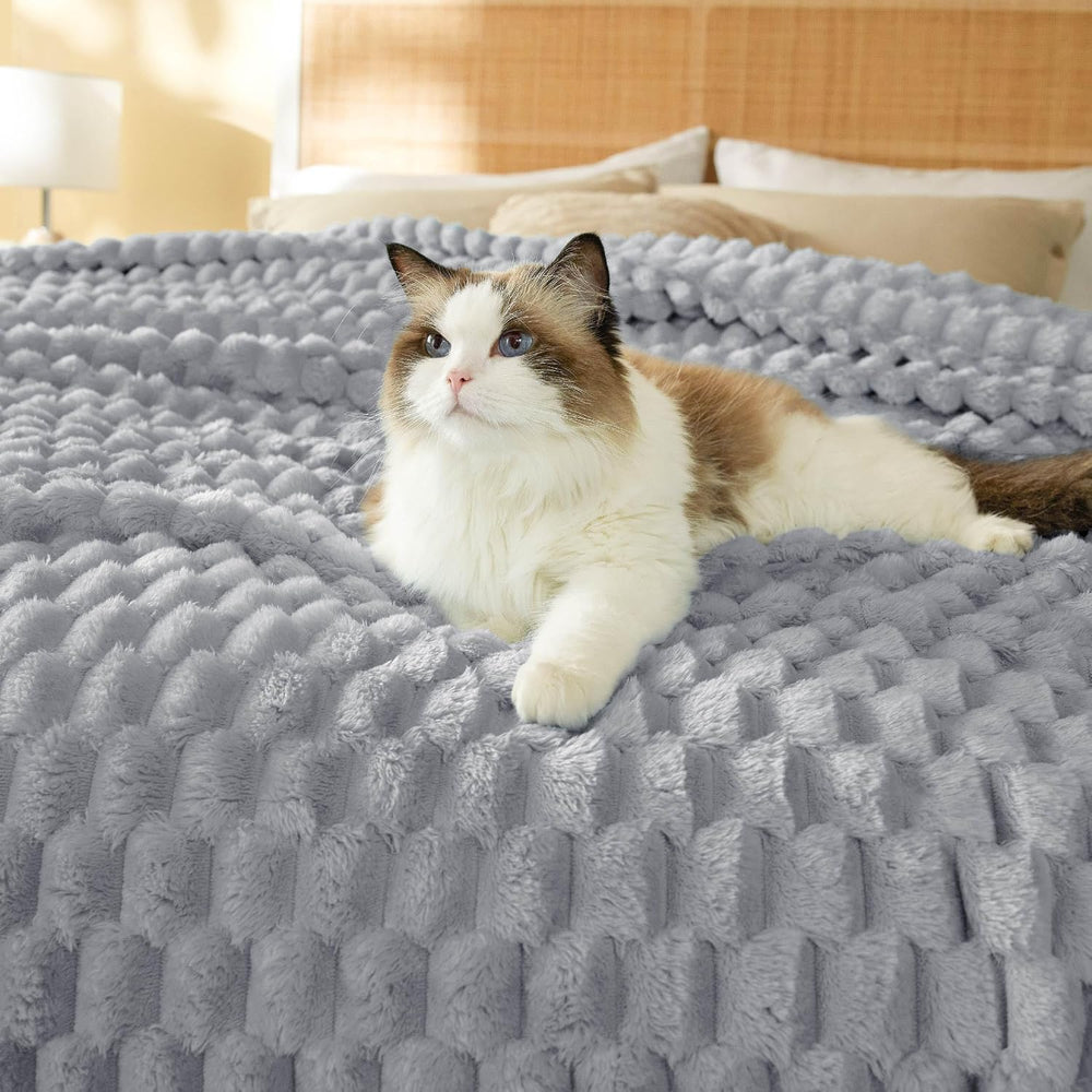 Bedsure Blanket Queen Size for Bed - 350GSM Fluffy Plush Bubble Blanket Queen...