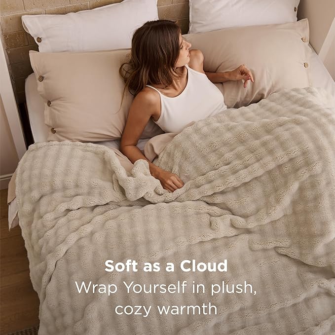 Bedsure 3D Fleece Bubble Blanket - Image 2