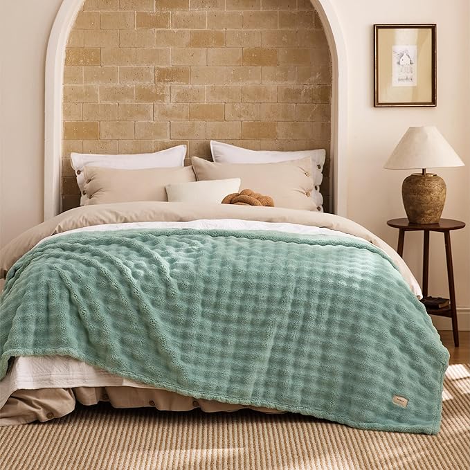 Bedsure 3D Fleece Bubble Blanket - Image 8