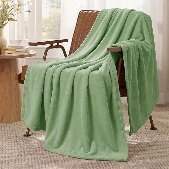 Bedsure GentleSoft Fleece Blanket Twin Size Green - Image 2