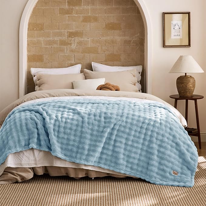 Bedsure 3D Fleece Bubble Blanket - Image 8