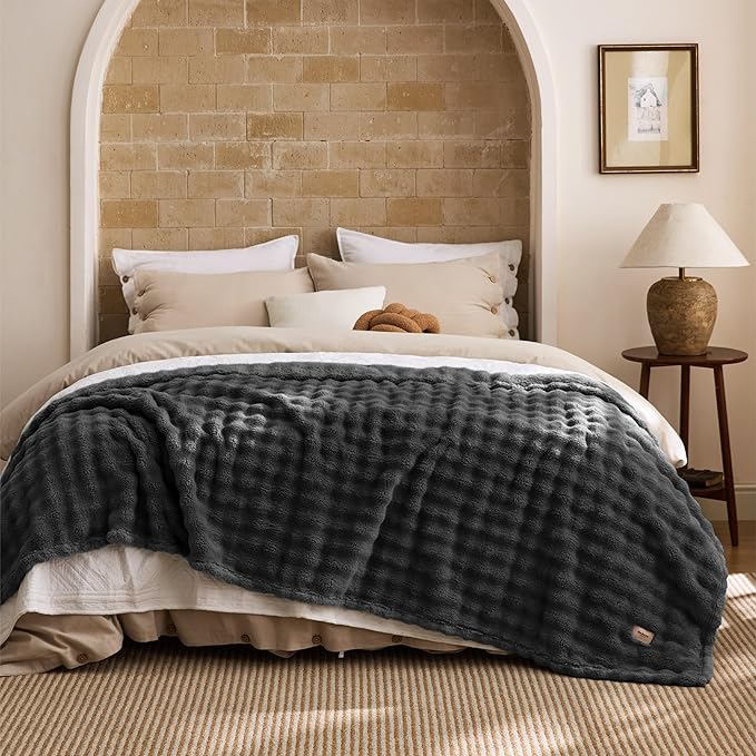 Bedsure 3D Fleece Bubble Blanket - Image 8